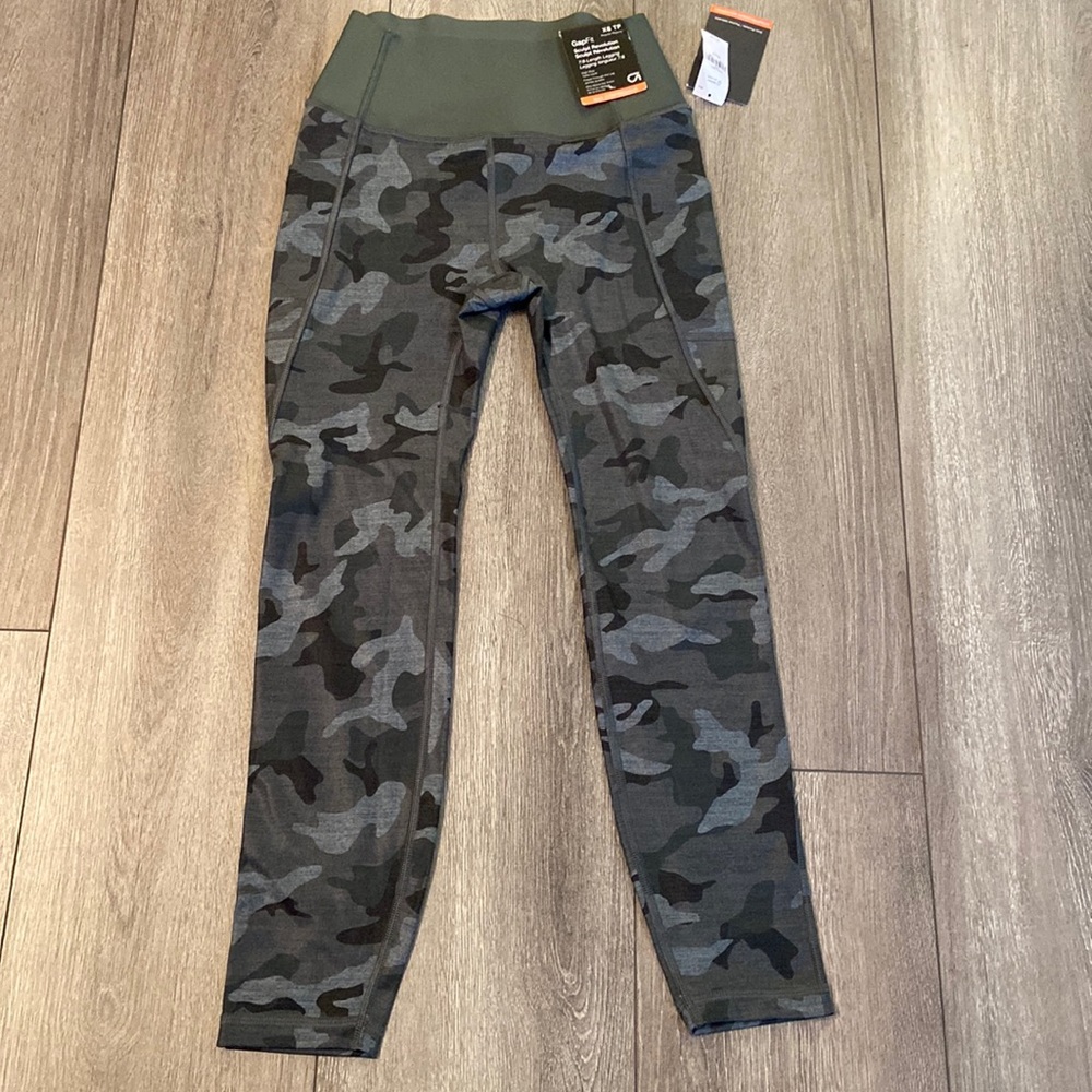 Gap Fit Revolution Sculpt leggings. BNWT. Army camouflage green. XS